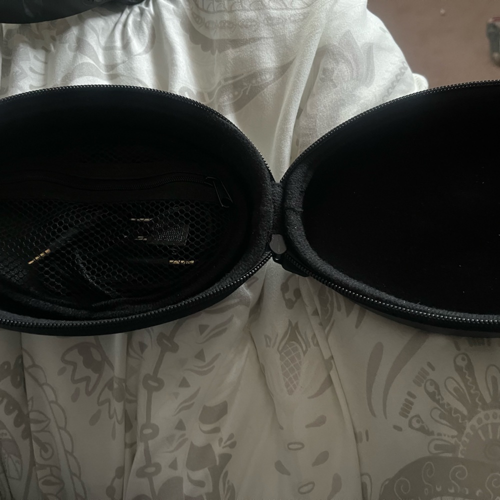 Selling wireless headphones with noise cancelling option,